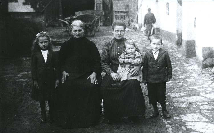 Niederösterreichische Bauernfamilie um 1900