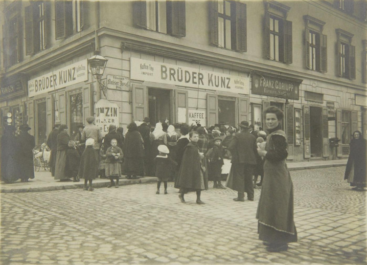 Das Geschäft "Brüder Kunz" am Kaiser Josef-Platz