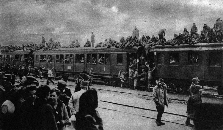 Demobilisierte Soldaten an der Grenzstation Marchegg in Niederösterreich, 1918