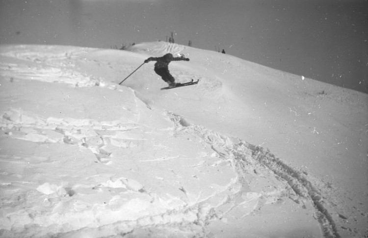 Skifahrer bei der Fahrt von der Kruckenspitze