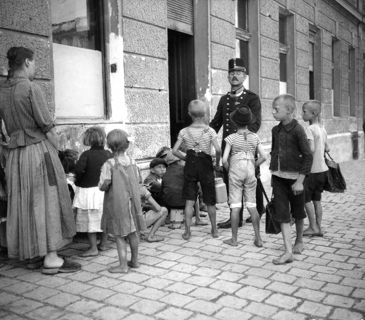 Kinder warten vor einer Kriegsküche in Wien