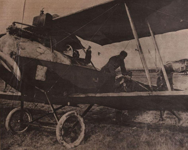 Ein österreichisches Postflugzeug wird entladen