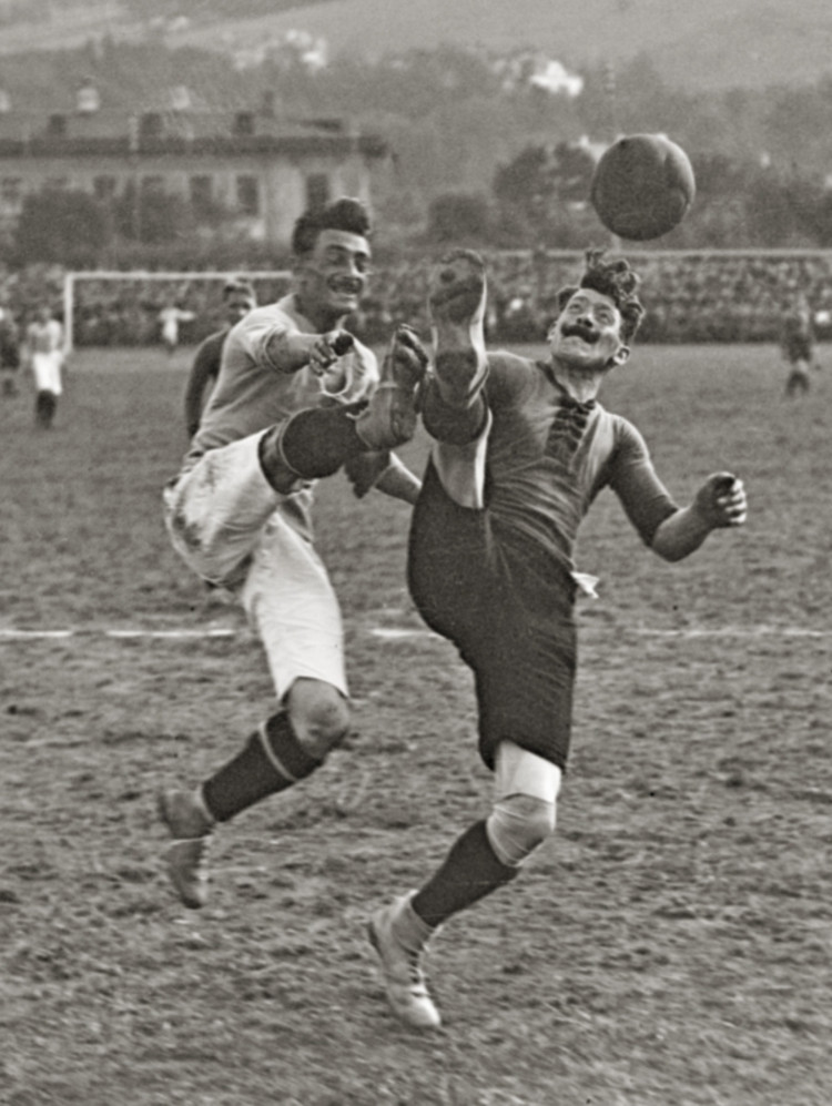 Fußballpioniere im Zweikampf auf der Hohen Warte in Wien