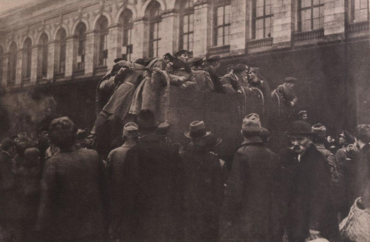 Demobilisierte k.u.k. Marinesoldaten kommen im November 1918 aus Pola (heute: Pula) am Wiener Südbahnhof an