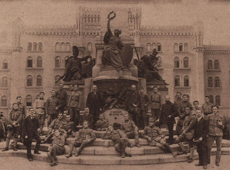 Mittelschüler mit ihren Professoren vor dem Deutschmeisterdenkmal in Wien