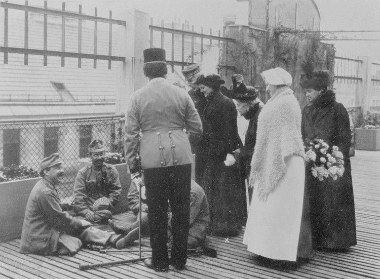 Hoher Besuch bei Kriegsinvaliden im Spital