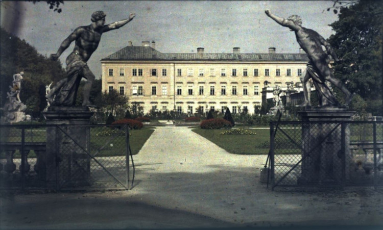 Eingang zum Salzburger Mirabellgarten mit Schloss Mirabell