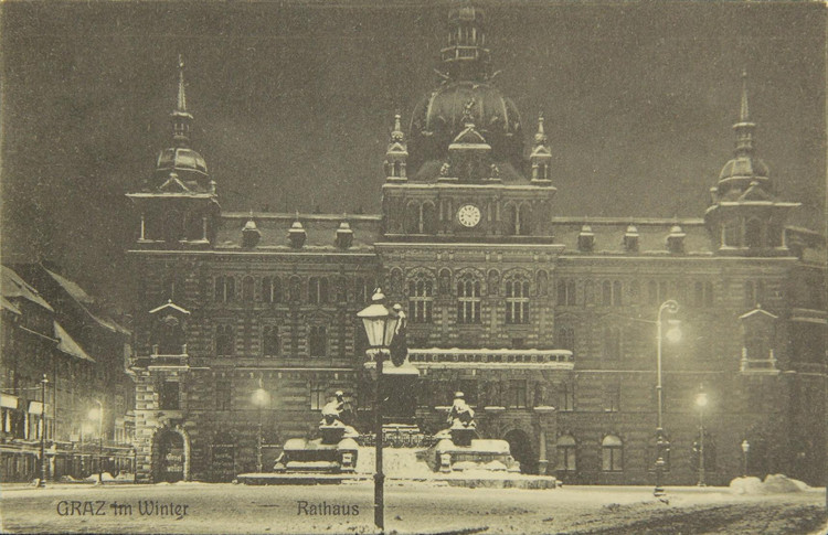 Blick auf das verschneite Erzherzog-Johann-Brunnendenkmal vor dem Grazer Rathaus