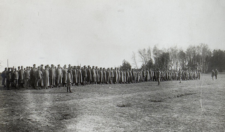 Aus der russischen Kriegsgefangenschaft heimkehrenden österreichische Soldaten