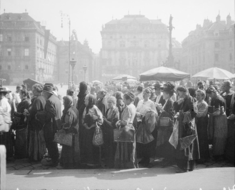 Wien, Platz Am Hof: Wartende Menschen, hauptsächlich Frauen, vor einem Marktstand