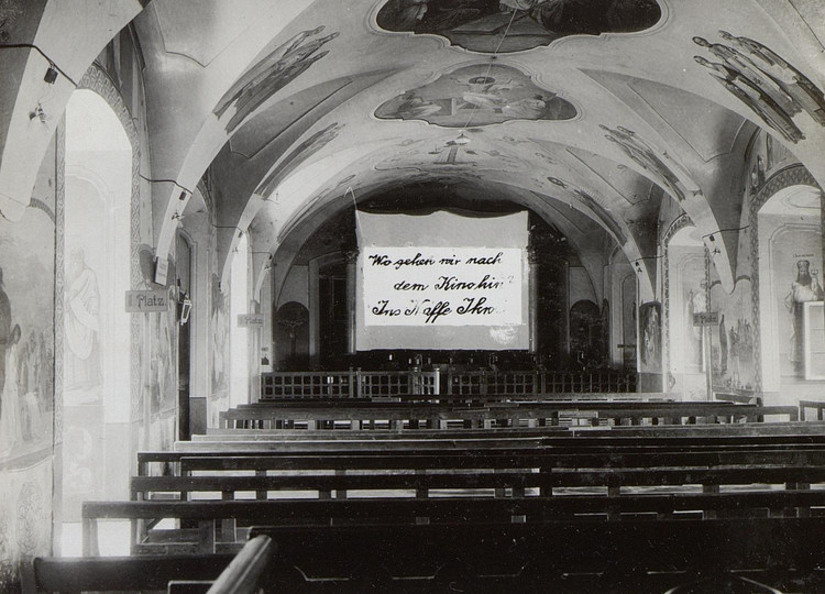 Ein in einer Kirche improvisiertes Feldkino