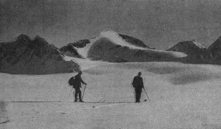 2 Mitglieder des Österreichischen Touristenklubs auf Schiern am Vernagtgletscher in Tirol