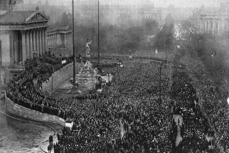 Die Ausrufung der Republik Deutsch-Österreich vor dem Wiener Parlament am 12. November 1918