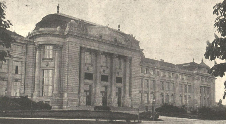 Die Hauptfront des Technischen Museums in Wien