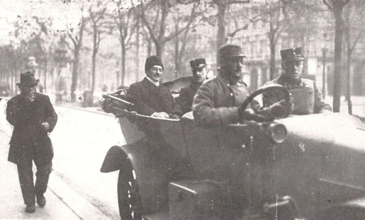 Sven Hedin mit Militärs in einem Wagen auf der Wiener Ringstraße