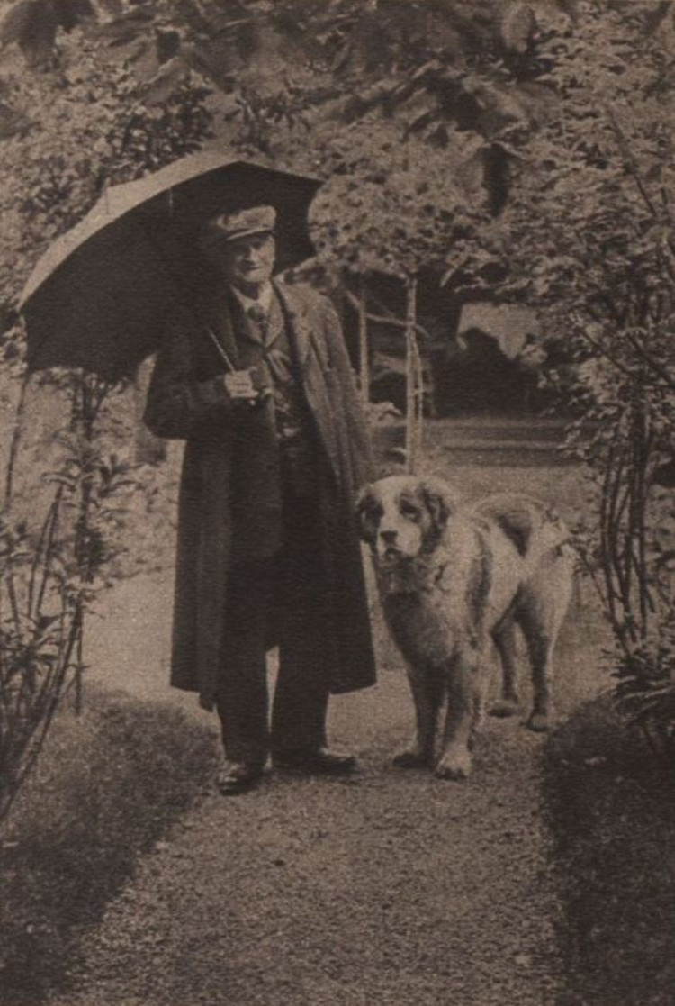 Bernhard Baumeister im Garten seiner Villa