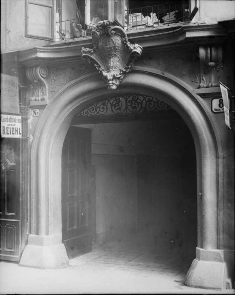 Das Portal des Hauses Bäckerstraße 8 in der Wiener Innenstadt, in dem sich ab 1903 die Katholische Zentralstelle für Armenfürsorge befand