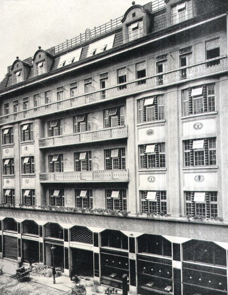 Der "Elsahof" in Wien-Neubau, Neubaugasse 25, unmittelbar nach seiner Errichtung 1911