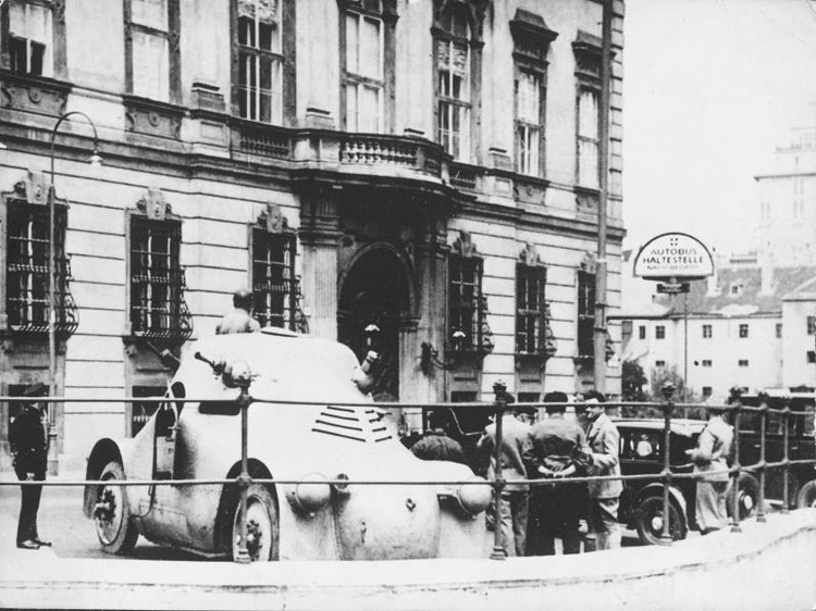 Aufgefahrene Panzerwagen vor dem Bundeskanzleramt