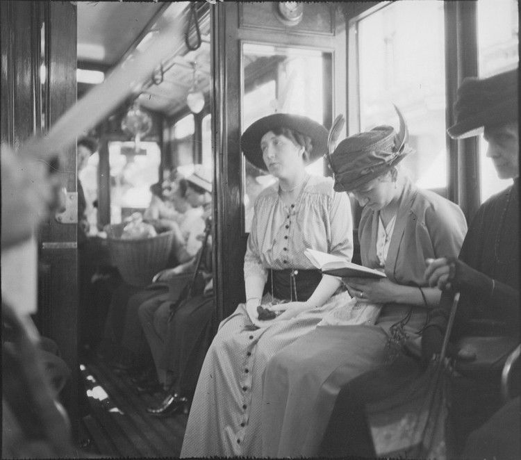 Blick in das Innere einer Wiener Straßenbahn, 1913