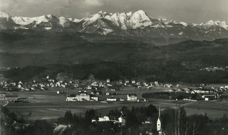 Annabichl bei Klagenfurt mit Flugfeld gegen den Mittagskogel