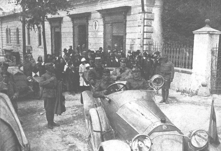 Abfahrt des kaiserlichen Automobils aus einer Station