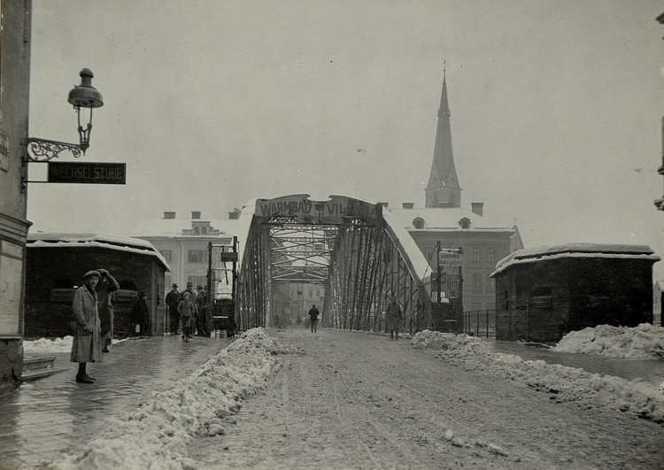 Alte Ansicht der Draubrücke in Villach im Jahr 1916