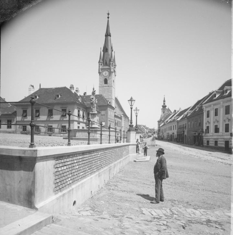 Horn, Niederösterreich: Straßenbild mit Florianibrunnen und Georgskirche