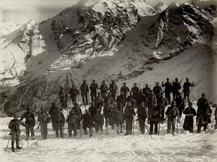 Halbkompanie der Gendarmerie in Südtirol, im Hintergrund der Ortler