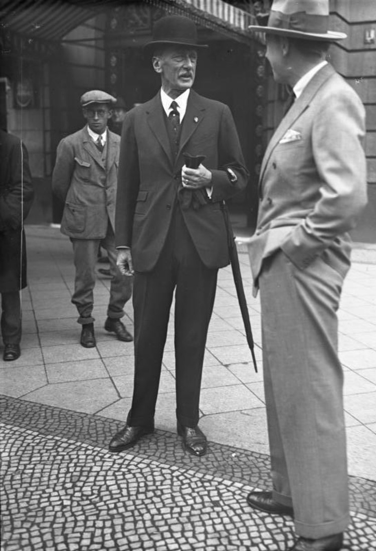 Ottokar Graf Czernin vor dem Hotel Adlon in Berlin im Gespräch mit seinem Sohn