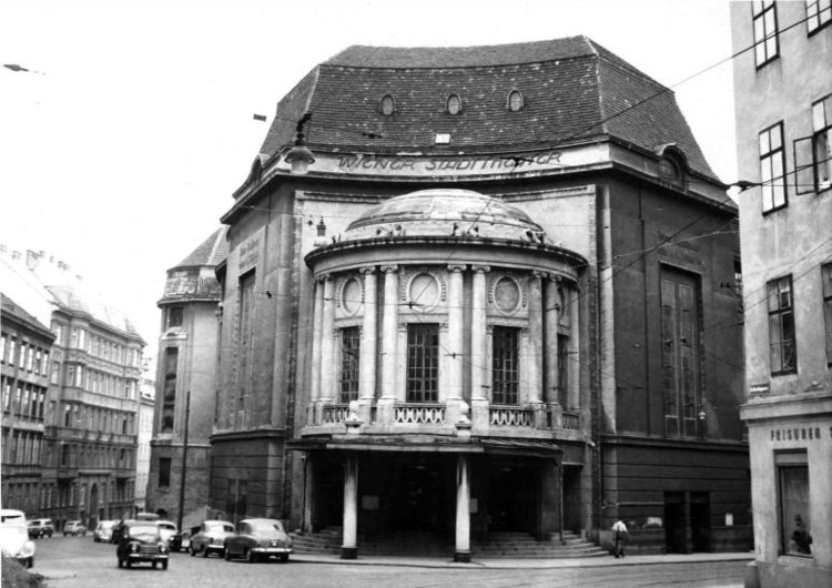 Außenansicht des Wiener Stadttheaters ein Jahr vor dessen Abbruch im Jahr 1961