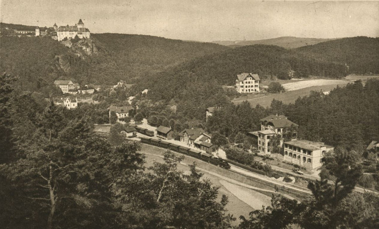 Rosenburg am Kamp in Niederösterreich, rechts das "Hotel Rosenburg", links davon auf einer Anhöhe: die Dependance des Hotels