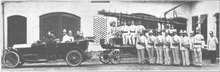 Ein Automobil aus der Reichenberger Automobilfabrik mit angekuppelter, bemannter Feuerwehr-Benzinspritze, 1912